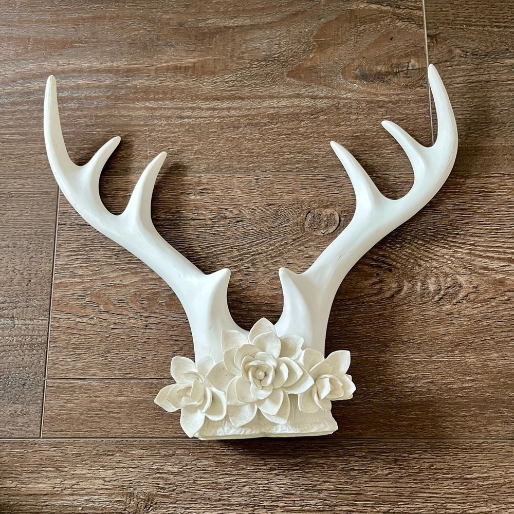 Elegant White Antler Sculpture with Floral Accent fake - Picture 6 of 11
